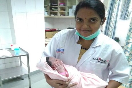ആംബുലൻസിൽ യുവതിക്ക് സുഖപ്രസവം; പെൺകുഞ്ഞിന് ജന്മം നൽകി ബാങ്ക് ജീവനക്കാരി ആംബുലൻസിൽ യുവതിക്ക് സുഖപ്രസവം; പെൺകുഞ്ഞിന് ജന്മം നൽകി ബാങ്ക് ജീവനക്കാരി
