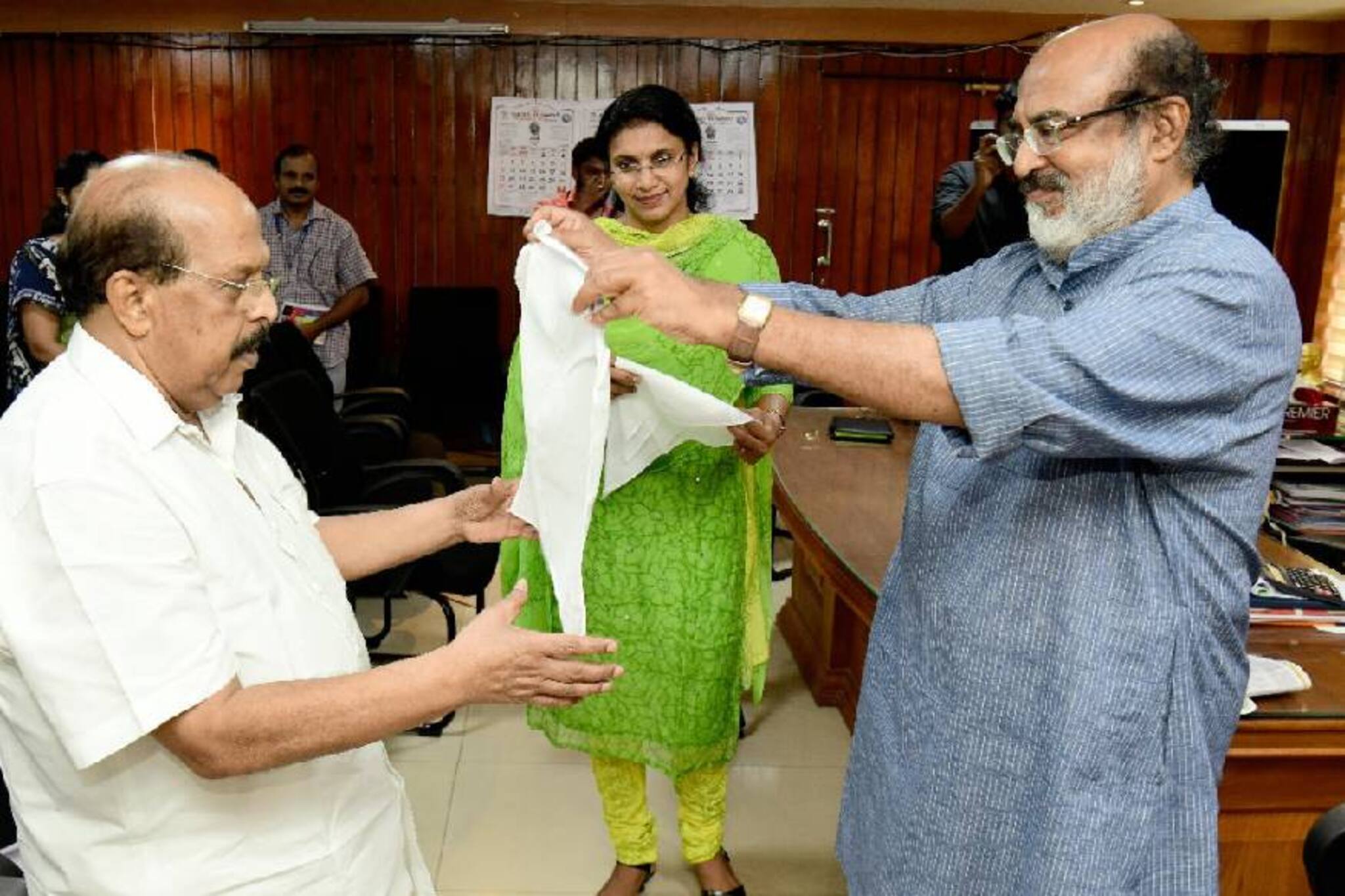 തൂവാല വെറുമൊരു തുണിയല്ല; തൂവാല വിപ്ലവത്തിന് ആഹ്വാനംചെയ്ത് ആലപ്പുഴ ജില്ലാ ഭരണകൂടം