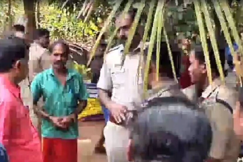  ചേരാമംഗലം ആനക്കോട് വീട്ടില്‍ ഉഷ, മക്കളായ പതിനാലു വയസുകാരി അനുശ്രീ, പന്ത്രണ്ടു വയസുകാരന്‍ അഭിജിത്ത് എന്നിവരെയാണ് തീകൊളുത്തി മരിച്ച നിലയില്‍ കണ്ടെത്തിയത്. 