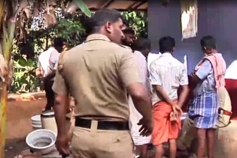  സാമ്പത്തിക പ്രശ്നമാണ് ആത്മഹത്യക്ക് കാരണമെന്നാണ് സൂചന. തിങ്കളാഴ്ച ഉച്ചയ്ക്ക് പന്ത്രണ്ടു മണിയോടെ വീടിന്റെ മേല്‍ക്കൂരയില്‍ നിന്ന് പുക ഉയരുന്നത് കണ്ട് നാട്ടുകാര്‍ ഓടിയെത്തിയപ്പോഴാണ് സംഭവം പുറത്തറിയുന്നത്. 