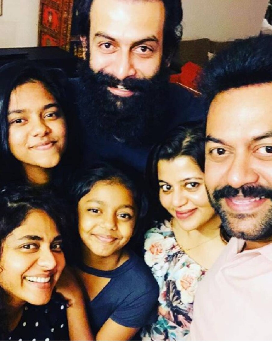  പൃഥ്വിരാജും ഇന്ദ്രജിത്തും കുടുംബവും