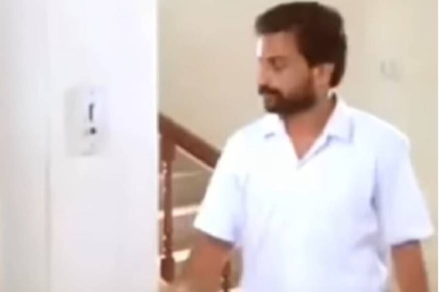  ജഗദീഷിന്റേയും മുകേഷിന്റെയും ചിത്രങ്ങളിൽ നായകന്മാർക്കൊപ്പം രജിത് കുമാർ വേഷമിട്ടിരുന്നു. ഇതിൽ മന്ത്രികുമാരൻ എന്ന സിനിമയിൽ അഭിനയിച്ച വിവരം രജിത് കുമാറിന്റണെ തന്നെ വിക്കിപീഡിയ പേജിലും, മാന്യന്മാർ എന്ന സിനിമയിൽ അഭിനയിച്ച രജിത്കുമാറിന്റെ പേര് സിനിമയുടെ തന്നെ വിക്കിപീഡിയ പേജിലും ദൃശ്യമായിരുന്നു