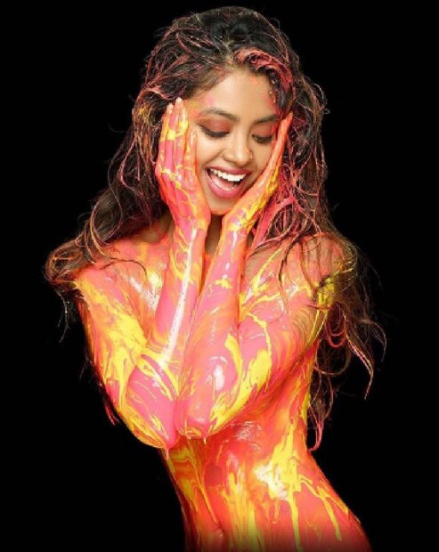  തലമുടിയിഴകളിലും ശരീരം മുഴുവനും പെയ്ൻറ്റ്‌ കൊണ്ട് മുങ്ങിയ ചിത്രങ്ങളാണ് ഇതിനായി ഷോൺ റോമി അവതരിപ്പിക്കുന്നത്. ഇതിനായി ഷോൺ ഉൾപ്പെടെയുള്ള മോഡലുകൾ അണിനിരക്കുന്നു