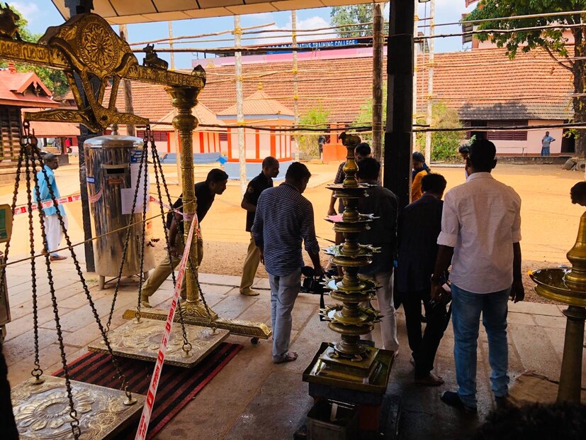  പുലർച്ചെ സുരക്ഷാ ജീവനക്കാരന്റെ മുറി പുറത്ത് നിന്ന് പൂട്ടിയാണ് മോഷണം നടന്നത്. അഞ്ച് ഭണ്ഡാരങ്ങളിലെ പണം നഷ്ടപ്പെട്ടതായി കണ്ടെത്തി.
