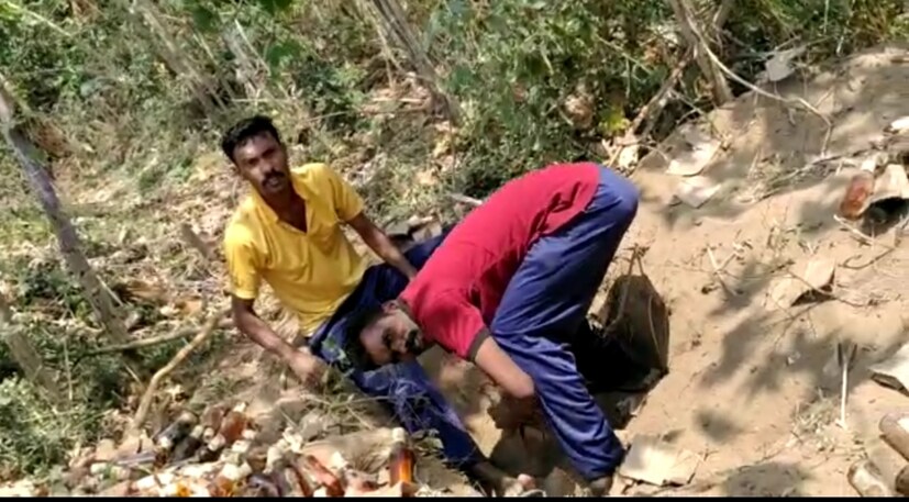  വീട്ടിൽ പരിശോധന നടക്കുന്നത് ഭയന്ന് ഇയാൾ പാട്ടത്തിന് വാഴ കൃഷി നടത്തുന്ന സ്ഥലത്തായിരുന്നു മദ്യം കുഴിച്ച് സൂക്ഷിച്ചിരുന്നത്. 