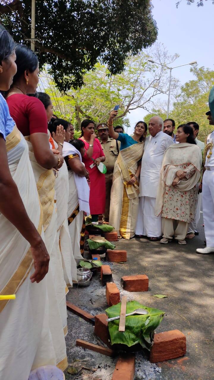 എന്തൊക്കയാണ് പാകം ചെയ്തതെന്ന് ചോദിച്ചറിഞ്ഞ ഗവർണർ ഭാര്യക്കും പൊങ്കാലയുടെ പ്രത്യേകതകൾ പറഞ്ഞു കൊടുത്തു. എന്തൊക്കയാണ് പാകം ചെയ്തതെന്ന് ചോദിച്ചറിഞ്ഞ ഗവർണർ ഭാര്യക്കും പൊങ്കാലയുടെ പ്രത്യേകതകൾ പറഞ്ഞു കൊടുത്തു.