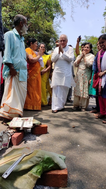  മുതിർന്നവരോട് കുശലം പറഞ്ഞു ഒപ്പം മലയാളത്തിൽ ആറ്റുകാൽ പൊങ്കാല ആശംസകളും നേർന്നു.