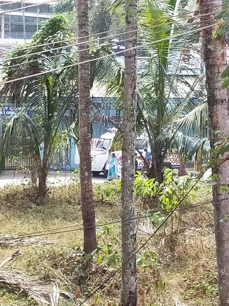  ഒരു ദിവസം മുമ്പായിരുന്നെങ്കിൽ സ്വന്തം അച്ഛന്റെ ചേതനയറ്റ മൃതശരീരമെങ്കിലും ഒരു നോക്ക് കാണാമായിരുന്നു.