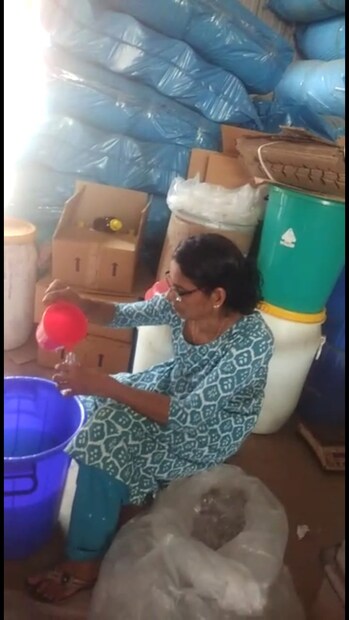  കൊച്ചിയിൽ കോവിഡ് 19 സ്ഥിരീകരിച്ചതോടെ മെഡിക്കൽ സ്റ്റോറുകളിൽ സാനിറ്റൈസറുകളുടെ ലഭ്യതക്കുറവ് ഉണ്ടായിരുന്നു.