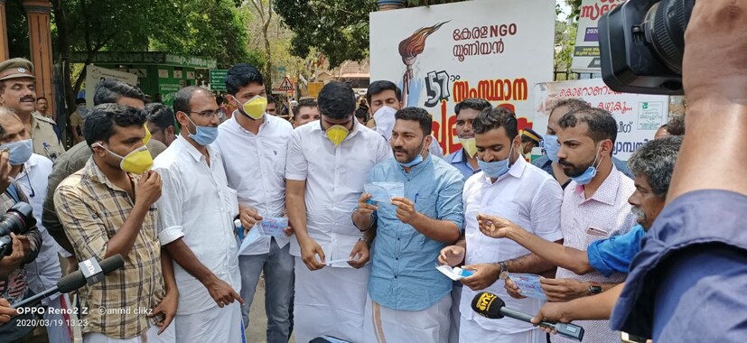  മലപ്പുറം കളക്ട്രേറ്റിൽ കൊറോണ ഭീതിക്ക്‌ ഇടയിലും കള്ള് ഷാപ്പ് ലേലം നടത്തിയതിൽ പ്രതിഷേധിച്ച് ആയിരുന്നു റിവേഴ്സ് ലേലം. 