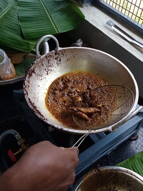  മീൻ പൊരിച്ചതോ ഇറച്ചി ഉലർത്തിയതോ കൂടിയുള്ള ഊണിന് 50 രൂപയാണ്. 10 ശതമാനം ഊണുകൾ സൗജന്യമായി അഗതികൾക്കാണ് നൽകുക.