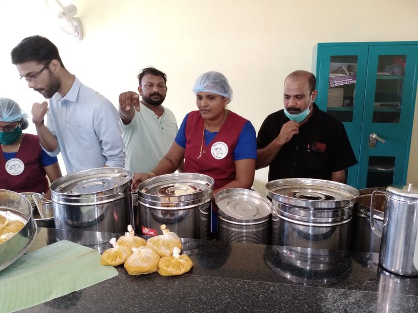  ഭക്ഷണം ലഭിക്കുന്നതിനായി ഫോൺ നമ്പറുകളിൽ കൃത്യമായ മേൽവിലാസമടക്കം  എസ്  എംഎസ്  അയയ്‌ക്കേണ്ടതാണ്. മറുപടി എസ് എം എസ് ആയി ലഭിക്കും.