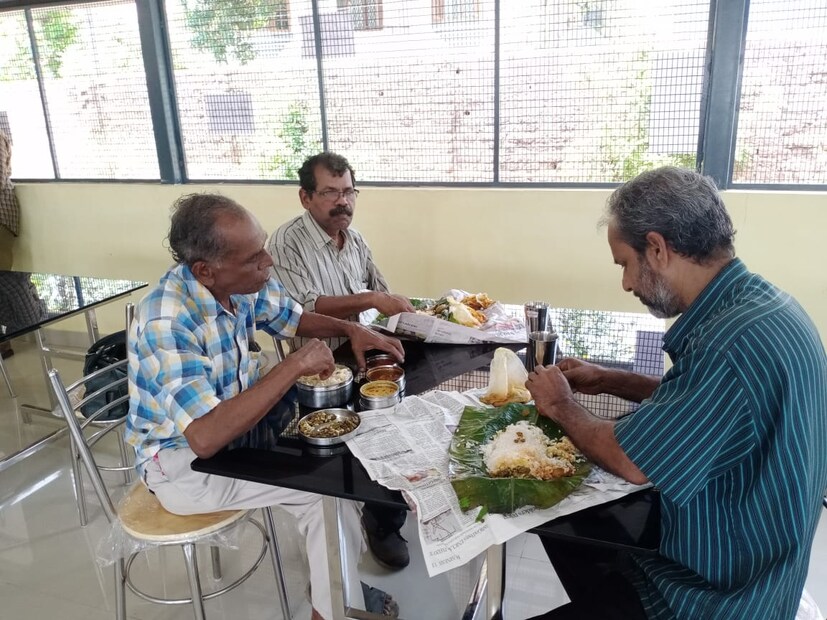  'കോവിഡ് കാലത്ത് പ്രതിസന്ധിയിലായിരിക്കുന്ന സാധാരണക്കാരന്  ആശ്വാസമാകും മാരാരിക്കുളത്തെ വിശപ്പുരഹിത അടുക്കളയിൽ നിന്നെത്തുന്ന ഈ ഭക്ഷണം' എന്ന കാര്യത്തിൽ തർക്കമില്ല. ധനകാര്യ വകുപ്പ് മന്ത്രി ഡോ: ടി .എം . തോമസ്‌ ഐസക്കിന്‍റെ പ്രസ്താവന.
