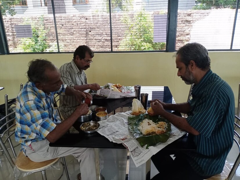  ഊണിനു കൃത്യമായ മെനു തയ്യാറാക്കിയിട്ടുണ്ട്. എല്ലായിടത്തും ഊണിനോടൊപ്പം കേരളത്തിലെ പരമ്പരാഗതമായ ഏതെങ്കിലും ഇലക്കറികൾ ഉണ്ടാവും.