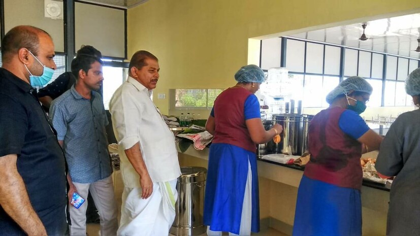  ഭക്ഷണശാലയിൽ ഇരുന്നു ഊണ് കഴിക്കാൻ പാടില്ല. പാത്രവുമായി എത്തി വാങ്ങി പോകാം. വീട്ടിലേക്ക്‌ എത്തിക്കണമെങ്കിൽ 5 രൂപ അധികം നൽകണം. വീട്ടിലേക്ക് ഭക്ഷണം വേണ്ടവർ തലേ ദിവസം  8 മണിക്ക് മുൻപായി എസ് എം എസ് വഴി അറിയിക്കണം.