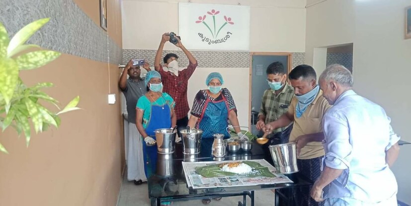  മാരാരിക്കുളത്തെ വിശപ്പ് രഹിത അടുക്കളയിൽ നിന്നാണ് ഹോട്ടലുകളിലേക്ക് ഭക്ഷണം എത്തിക്കുക. ആലപ്പുഴ നഗരം മുതൽ ചേർത്തല നഗരം വരെ ഹോട്ടലുകളുടെ ശൃംഘല തയ്യാറായി കഴിഞ്ഞെന്ന് ധനമന്ത്രി തോമസ് ഐസക് പറഞ്ഞു.