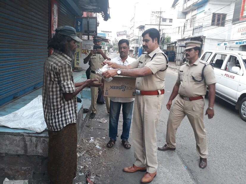  ജോലിക്കിടയിൽ കണ്ടെത്തിയ ഇവർക്ക്  ആഹാരവുമായി കൊച്ചിയിലെ രണ്ട് പോലീസ് ഉദ്യോഗസ്ഥർ എത്തി.