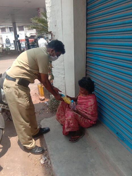  ഇദ്ദേഹം നൽകിയ ആഹാരം മുപ്പതോളം പേരുടെ വിശപ്പടക്കി. വൈകിട്ടത്തേക്കുള്ള ആഹാരവും എത്തിച്ചു നൽകിയ ശേഷമാണ് ഡ്യൂട്ടി അവസാനിപ്പിച്ച് മടങ്ങിയത്. 