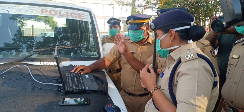  ഏറെ തിരക്കുണ്ടായിരുന്ന കൊച്ചി നഗരം ലോകം ഡൗണിൽ ഇപ്പോൾ ശൂന്യമാണ്. എന്നാൽ പൊലീസ് നിരീക്ഷണമെത്താത്ത ചിലയിടങ്ങളിൽ ഇപ്പോഴും ചെറിയ ആൾക്കൂട്ടങ്ങളും കൂടിച്ചേരലുമൊക്കെ ഉണ്ടാകുന്നുണ്ടെന്ന വിലയിരുത്തലാണ് പൊലീസിനുള്ളത്.