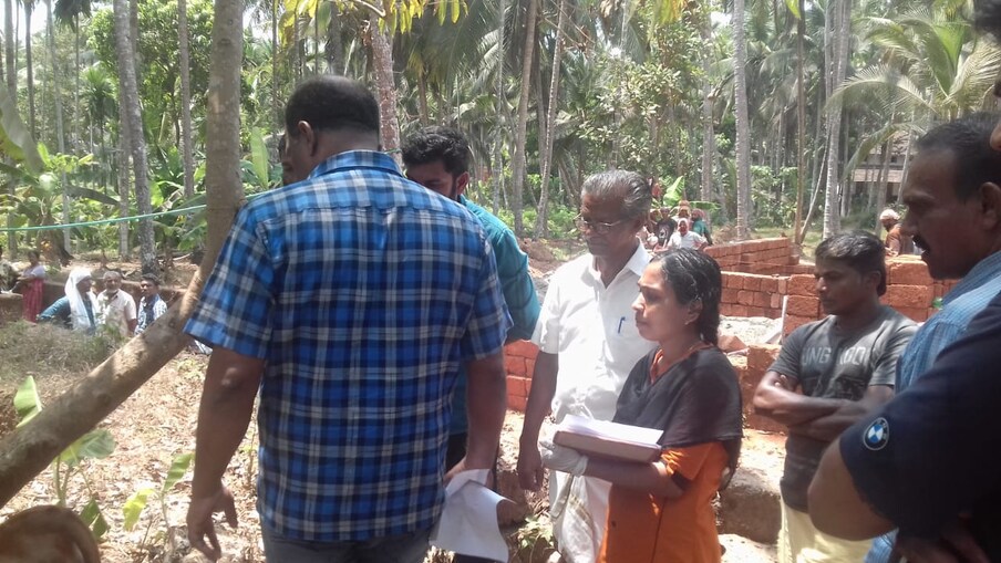  ചക്കരക്കല്ലിന് സമീപത്തുള്ള ബാവോട്ടാണ് നാട്ടുകാരെ മുഴുവൻ അമ്പരപ്പിക്കുന്ന സംഭവം നടന്നത്. ബാവോട്ട് യുപി സ്കൂളിന് സമീപത്ത് താമസിക്കുന്ന യൂസഫിന്റെ പശുവാണ് ക്രൂരമായ പീഡനത്തിന് ഇരയായി ചത്തത്.
