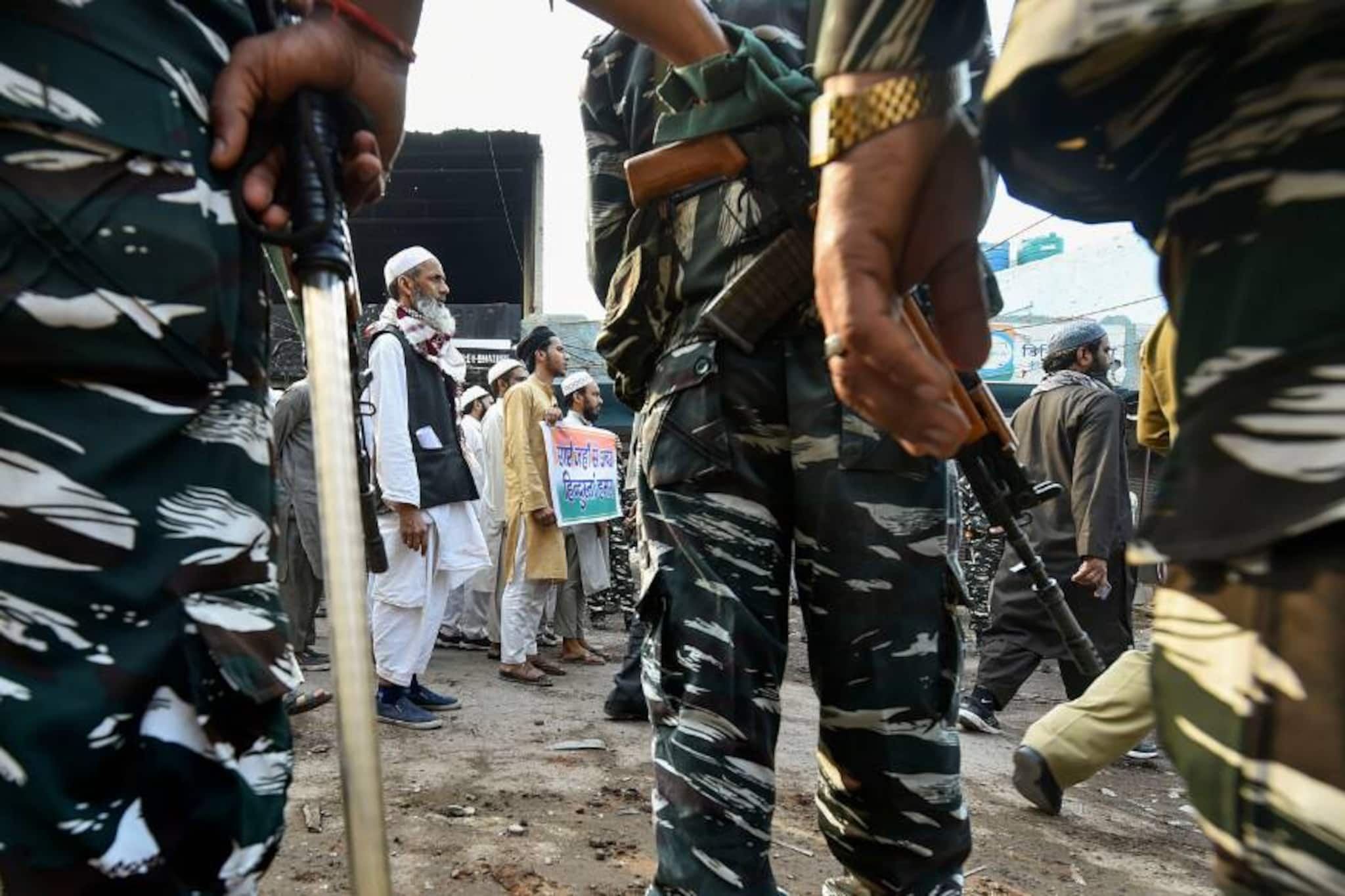 രണ്ട് ചാനലുകൾക്ക് 48 മണിക്കൂർ വിലക്ക്; 6 മണിക്കൂറിനകം ഒരുചാനലിന്റെ വിലക്ക് പിൻവലിച്ചു