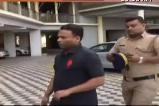 Finally chargesheet submitted  in the flood fund fraud case | പ്രളയഫണ്ട് തട്ടിപ്പ്: വിഷ്ണുപ്രസാദ് പ്രതിയായ കേസിൽ കുറ്റപത്രം; സിപിഎം നേതാക്കൾ ഉൾപ്പെട്ട ആദ്യകേസിൽ ആറുമാസം പിന്നിട്ടിട്ടും കുറ്റപത്രമില്ല