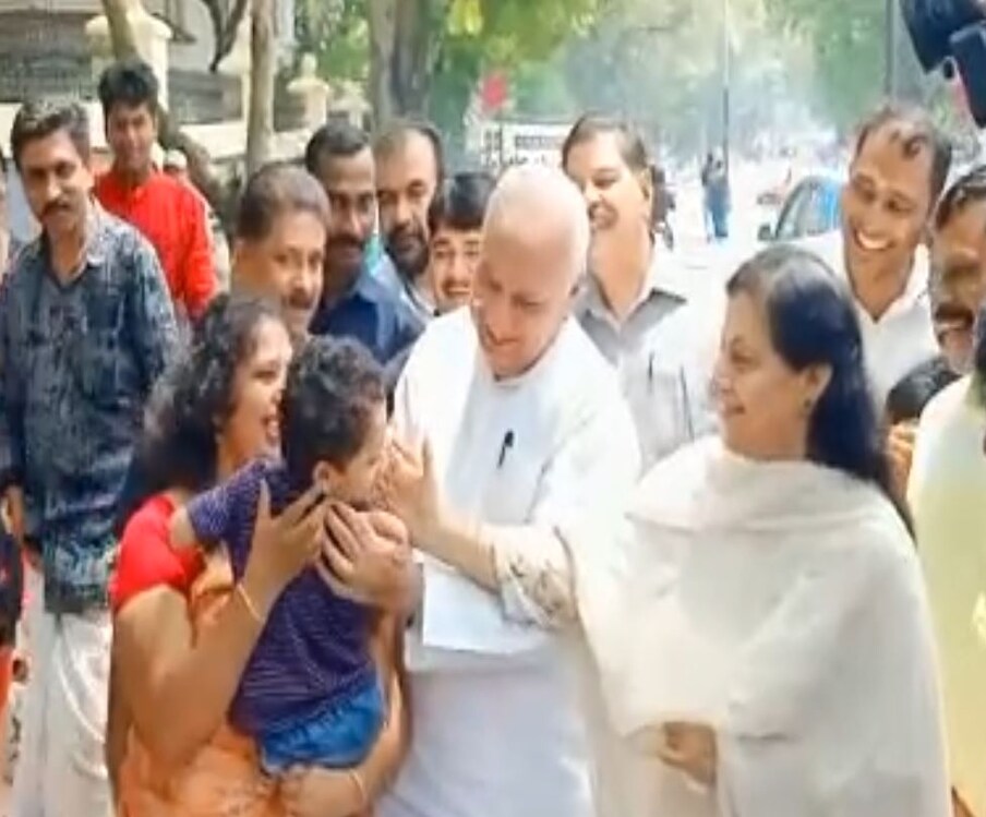  നിരത്ത് വക്കിൽ പൊങ്കാല നിവേദിക്കുന്നവരുമായി കുശലം പറഞ്ഞും നിവേദ്യവിവരങ്ങൾ ചോദിച്ചറിഞ്ഞും തിരക്കിലേക്ക്.