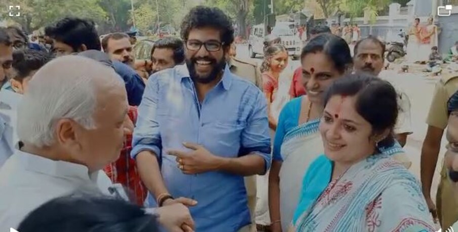  പൊങ്കാല മികച്ച അനുഭവമാണ് നൽകിയതെന്നും നാടൊന്നാകെ നിരത്തിലിറങ്ങി പൊങ്കാല അർപ്പിക്കുന്ന ഒരുമയുടെ സന്ദേശം രാജ്യമാകെ പടരട്ടെ എന്നും ഗവർണർ ആശംസിച്ചു.