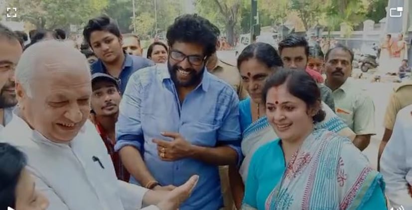  പൊങ്കാലക്കിടെ കണ്ട സംവിധായകൻ ഷാജി കൈലാസിനെയും, ഭാര്യയും നടിയുമായ ആനിയെയും ഗവർണർ ആരിഫ് മുഹമ്മദ് ഖാൻ ഭാര്യക്ക് പരിചയപ്പെടുത്തി.