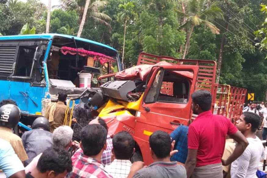 കോട്ടയം: കാഞ്ഞിരപ്പള്ളി - ഈരാറ്റുപേട്ട റോഡിൽ സ്വകാര്യ ബസ് മിനി ലോറിയിലിടിച്ചു യുവാവ് മരിച്ചു. അപകടത്തിൽ 12 പേർക്ക് പരിക്കേറ്റു. കോട്ടയം: കാഞ്ഞിരപ്പള്ളി - ഈരാറ്റുപേട്ട റോഡിൽ സ്വകാര്യ ബസ് മിനി ലോറിയിലിടിച്ചു യുവാവ് മരിച്ചു. അപകടത്തിൽ 12 പേർക്ക് പരിക്കേറ്റു.