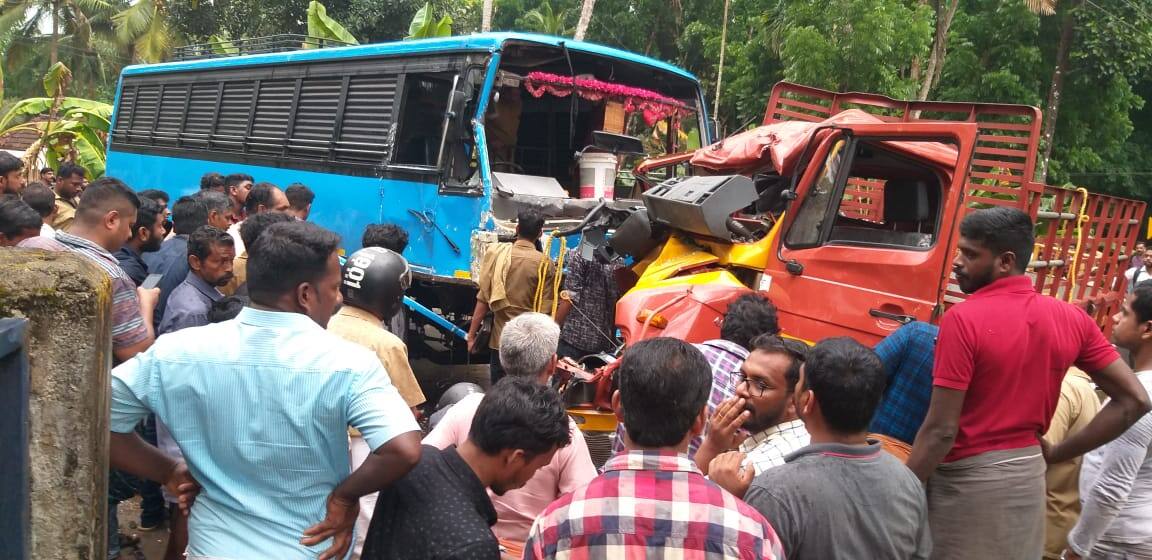 കാഞ്ഞിരപ്പള്ളി ഭാഗത്തുനിന്ന് പോയ മിനി ലോറിയിൽ എതിർദിശയിൽ നിന്നും മറ്റൊരു വാഹനത്തെ മറികടന്നുവന്ന ബസ് ഇടിച്ചുകയറുകയായിരുന്നു. കാഞ്ഞിരപ്പള്ളി ഭാഗത്തുനിന്ന് പോയ മിനി ലോറിയിൽ എതിർദിശയിൽ നിന്നും മറ്റൊരു വാഹനത്തെ മറികടന്നുവന്ന ബസ് ഇടിച്ചുകയറുകയായിരുന്നു.