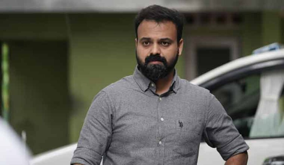  കുഞ്ചാക്കോ ബോബനാണ് പ്രേക്ഷകരെ ഈ വെല്ലുവിളിക്ക് ക്ഷണിക്കുന്നത്. ഇതുവരെയും ഈ ചിത്രത്തിലെ താൻ ആരെന്ന് ചാക്കോച്ചനായിട്ട് പറഞ്ഞിട്ടില്ല. ചുവടെ കാണുന്ന ചാക്കോച്ചന്റേയും ഇസയുടെയും കുഞ്ഞുനാളുകളിലെ ചിത്രം നോക്കിയാൽ തന്നെ കാര്യം പിടികിട്ടും