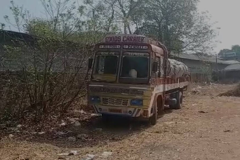  കൊറോണ പോലുള്ള രോഗങ്ങൾ പടർന്നു പിടിക്കുന്ന സാഹചര്യത്തിൽ മാലിന്യം കയറ്റിവന്ന ഒരു വലിയ വാഹനം ഇത്രയധികം ദിവസം ആരുടെയും ശ്രദ്ധയിൽപ്പെടാതെ കിടന്നത് അധികൃതരുടെ പിടിപ്പ് കേടെന്നാണ് നാട്ടുകാർ പറയുന്നത്.