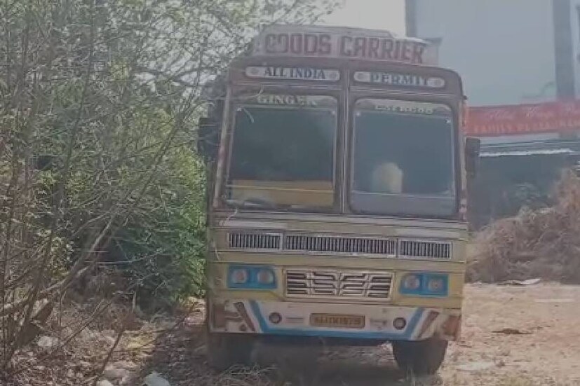  ലോറിയിൽ നിന്ന് ദുർഗ്ഗന്ധം ഉയർന്ന സാഹചര്യത്തിൽ നാട്ടുകാരാണ് ഈ വിവരം അധികൃതരെ അറിയിച്ചത്. പിന്നീട് നഗരസഭയിലെ ഹെൽത് സൂപ്പർവൈസർ വി.ബദറുദ്ദീന്റെ നേതൃത്വത്തിൽ വാഹനം തുറന്ന് പരിശോധിച്ചു.