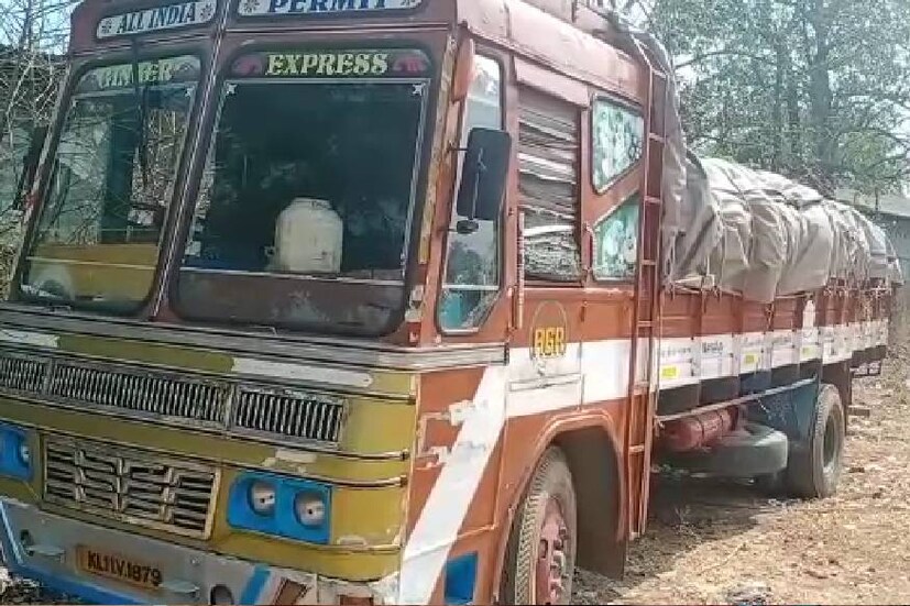  പെരുമ്പാവൂർ: ആശുപത്രി മാലിന്യമടക്കമുള്ള മാലിന്യവുമായെത്തി ഒളിപ്പിച്ച നിലയിൽ ഇട്ടിരുന്ന നാഷ്ണൽ പെർമിറ്റ് ലോറി പെരുമ്പാവൂരിൽ അധികൃതർ കസ്റ്റഡിയിലെടുത്തു. കഴിഞ്ഞ ഒരാഴ്ചയായി പെരുമ്പാവൂർ ഇ.വി.എം.തീയറ്ററിന് എതിർവശത്തുള്ള പാർക്കിംഗ് ഗ്രൗണ്ടിലാണ് ഈ വാഹനം പാർക്ക് ചെയ്തിരുന്നത്.