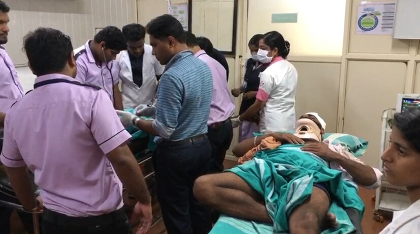  തിരുവേഗപ്പുറ സ്വദേശികളായ ശ്രീരാഗ്, സനൽ, രാജേഷ്, ശ്രീജിത്ത് എന്നിവർക്കാണ് പരിക്കേറ്റത്. ഇവരെ വളാഞ്ചേരി നടക്കാവ് ആശുപത്രിയിൽ പ്രവേശിപ്പിച്ചു. 