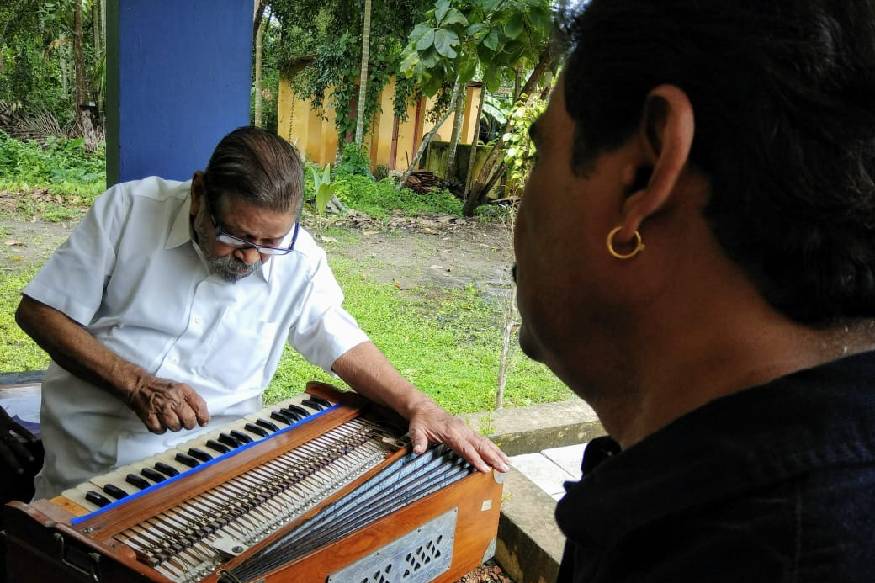തകഴി സ്‌മൃതി മണ്ഡപത്തിൽ സംഗീതത്തിൽ മുഴുകി അർജുനൻ മാസ്റ്റർ, ഒപ്പം ശ്രീകുമാരൻ തമ്പിയും