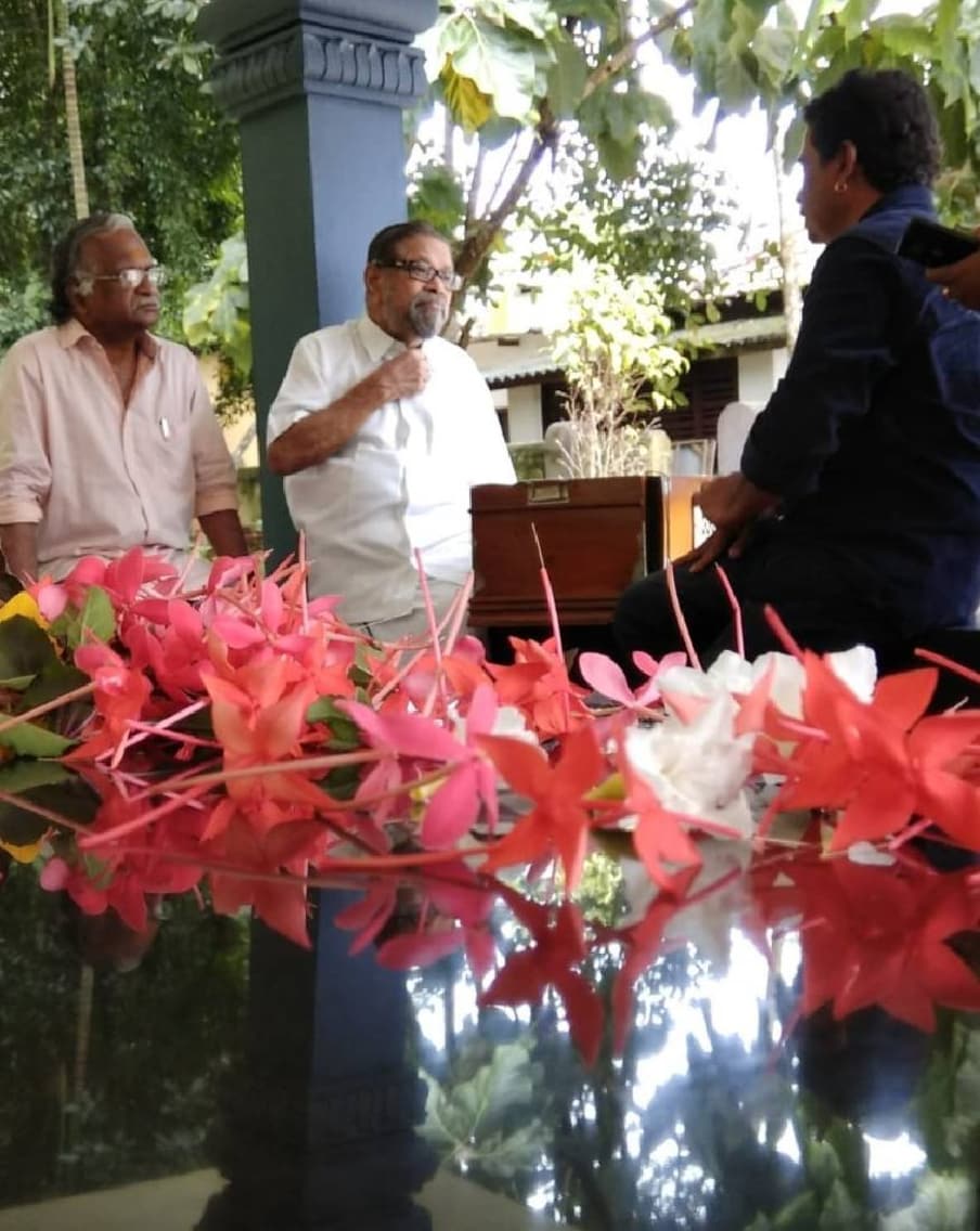  ജയരാജിനൊപ്പം ക്രിയാത്മക ചർച്ചയിലേർപ്പെട്ടിരിക്കുന്ന അർജുനൻ മാഷും ശ്രീകുമാരൻ തമ്പിയും