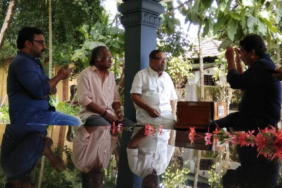  തകഴി സ്‌മൃതി മണ്ഡപത്തിലിരുന്ന് കൊണ്ടാണ് അർജുനൻ മാസ്റ്റർ തന്റെ സംഗീതോപകരണം മീട്ടി ഈണമിടുന്നത്