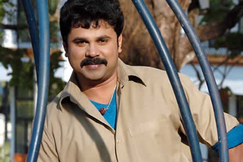  പൊൻകുന്നത്തെ പരിപാടിയുടെ വേദിയിൽ എൻ.എഫ്. വർഗീസ്, ഹരിശ്രീ അശോകൻ എന്നിവർ ഉൾപ്പെടെ ദിലീപിനെ കാത്തു നിൽക്കുകയായിരുന്നു . ദിലീപ് മിമിക്രി ചെയ്യുന്ന നാളുകൾ. സമയമായിട്ടും പ്രോഗ്രാം അവതരിപ്പിക്കാൻ ദിലീപ് എത്തിയിട്ടില്ല. അവൻ വന്നോളും എന്ന് വർഗീസിന് ഉറപ്പ്. മൊബൈൽ ഫോൺ പോലും ഇല്ലാത്ത കാലം. പെട്ടെന്നാണ് ഒരു ഓട്ടോറിക്ഷ ചീറിപ്പാഞ്ഞു വരുന്നത്. അതാ ദിലീപ്. പക്ഷെ ആ യാത്രക്ക് 'വലിയ വില' നൽകേണ്ടി വന്നു. ആ കഥ ഇങ്ങനെ