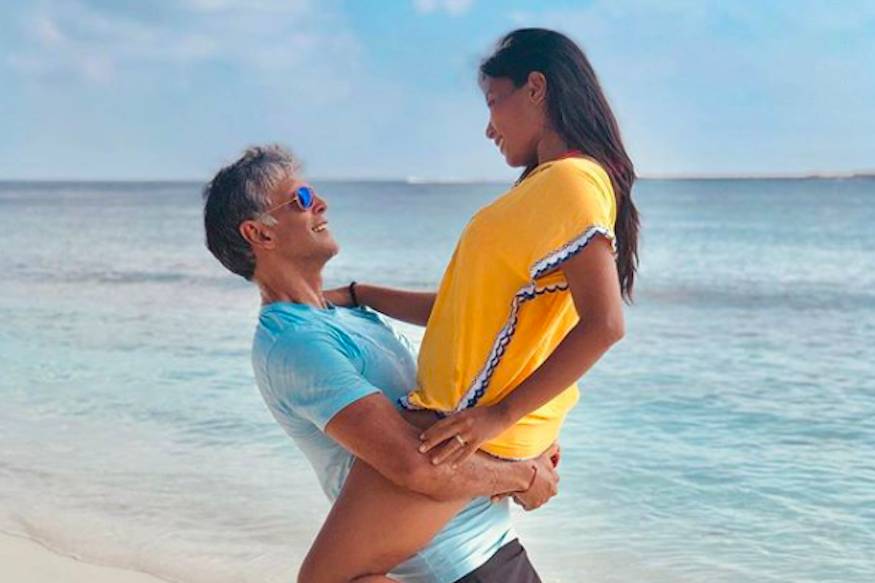  2018 ലായിരുന്നു മിലിന്ദ് സോമന്റെ വിവാഹം. ഭാര്യ അങ്കിതയും മിലിന്ദ് സോമനും തമ്മിൽ 25 വയസ്സിന്റെ പ്രായ വ്യത്യാസമുണ്ട്. വിവാഹം നടക്കുമ്പോൾ മിലിന്ദിനു 52ും അങ്കിതയ്ക്ക് 27ുമായിരുന്നു പ്രായം