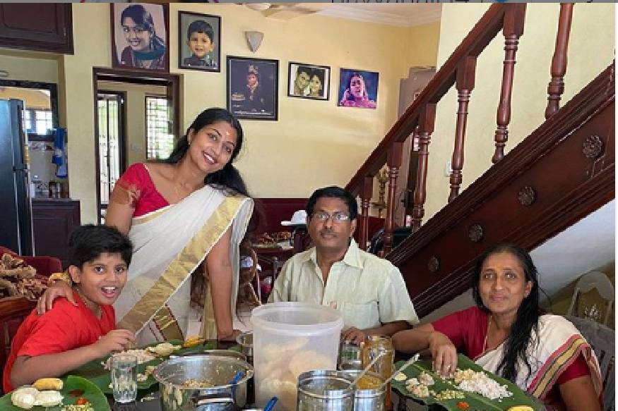 വിഷു സദ്യ ഒരുക്കി നവ്യ; ഒപ്പം അച്ഛനും അമ്മയും മകനും