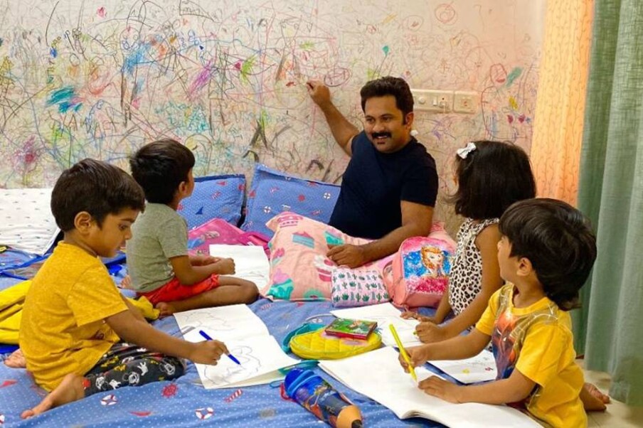  മക്കൾ നാലുപേരെയും ഇടം വലം ഇരുത്തി നടുവിൽ ഇരുന്ന് ചിത്രരചനാ ക്ലാസ് എടുത്ത അജു വർഗീസിന്റെ ഫോട്ടോക്ക് സിനിമാലോകത്തിന്റെയും ആരാധകരുടെയും ഇടയിൽ മികച്ച സ്വീകാര്യതയാണ് ലഭിച്ചത്. ലോക്ക്ഡൗൺ ദിനങ്ങളിൽ നാല് കുട്ടിപ്പട്ടാളങ്ങളെ വീടിനുള്ളിൽ ബോറടിക്കാതെ കൊണ്ട് പോകുന്ന വലിയ ചുമതലയാണ് അജുവിനും ഭാര്യ അഗസ്റ്റീനക്കുമുള്ളത്. എന്നാൽ 'നിയമലംഘനം' നടത്തിയ അജുവിനെ ട്രോൾ ലോകവും ഏറ്റെടുത്തു കഴിഞ്ഞു