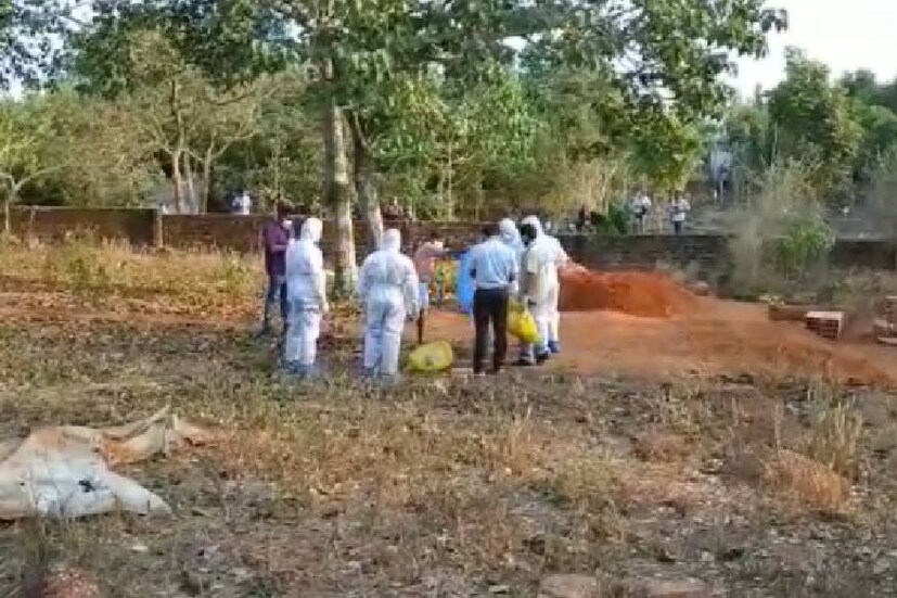  10 അടി താഴ്ചയുള്ള കുഴിയിൽ എല്ലാ സുരക്ഷയോടും കൂടിയാണ് മൃതദേഹം അടക്കം ചെയ്തത്.