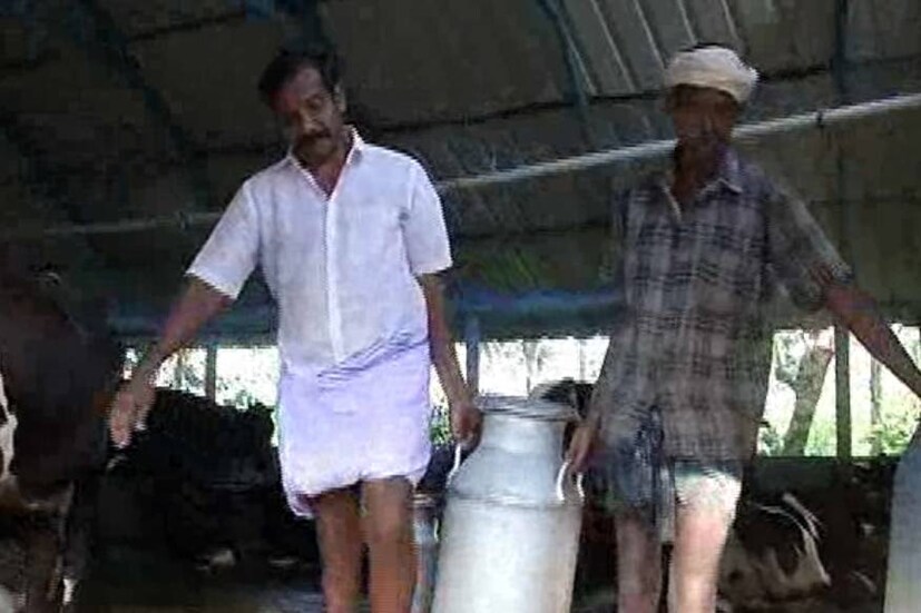  പാലക്കാട്: മിൽമ പാൽ സംഭരണം നിർത്തിയതോടെ പ്രതിസന്ധിയിലായി ക്ഷീര കർഷകർ. പാൽ വിറ്റഴിക്കാനാവാതെ ചിറ്റൂർ കുന്നംങ്കാട്ട്പതിയിലെ നൂറ് കണക്കിന് ക്ഷീര കർഷകർക്ക് പാലൊഴുക്കി കളയേണ്ടി വന്നു.