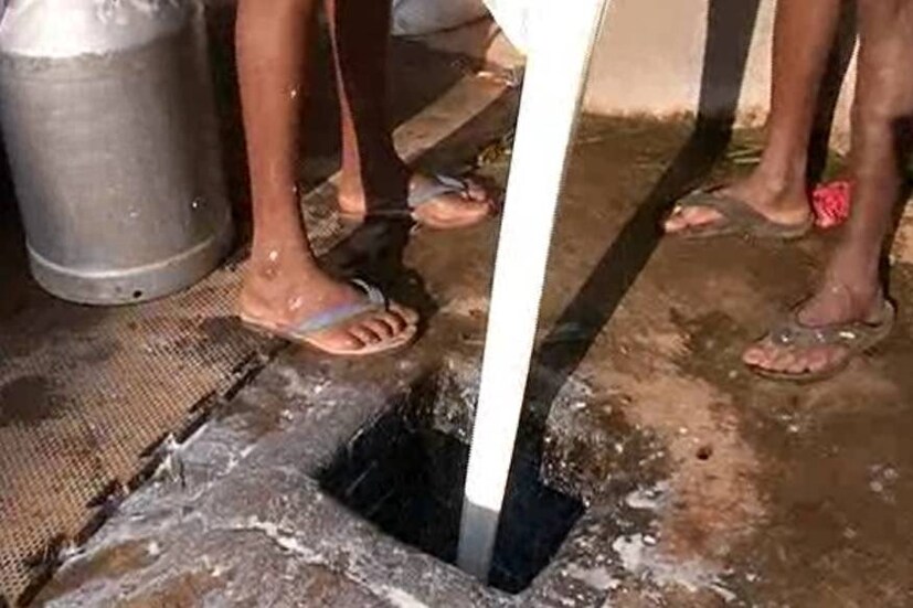  ഈ പ്രദേശത്ത് എല്ലാ വീടുകളിലും പശുവുള്ളതിനാൽ അയൽ വീടുകളിൽ പോലും പാൽ വേണ്ട. ലോക്ക് ഡൗൺ നിലനിൽക്കുന്നതിനാൽ ഹോട്ടലുകളിലും മറ്റും വിൽക്കാനുമാവില്ല. മറ്റു പ്രദേശങ്ങളിൽ എത്തിക്കാനും ബുദ്ധിമുട്ടുണ്ട്. അതു കൊണ്ട് പാൽ കളയുകയല്ലാതെ വേറെ മാർഗമില്ലെന്ന് ഇവർ പറയുന്നു.