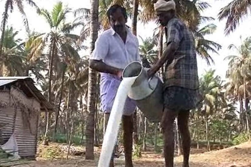  നാളെ മുതൽ അൻപതു ശതമാനം പാൽ സംഭരിയ്ക്കുക്കുമെന്നാണ് മിൽമ വ്യക്തമാക്കിയിട്ടുള്ളത്. ഇത് പകുതി ആശ്വാസം മാത്രമാണ് നൽകുകയെന്നും ബാക്കി പാൽ എന്തു ചെയ്യുമെന്നും കർഷകർ ചോദിയ്ക്കുന്നു.