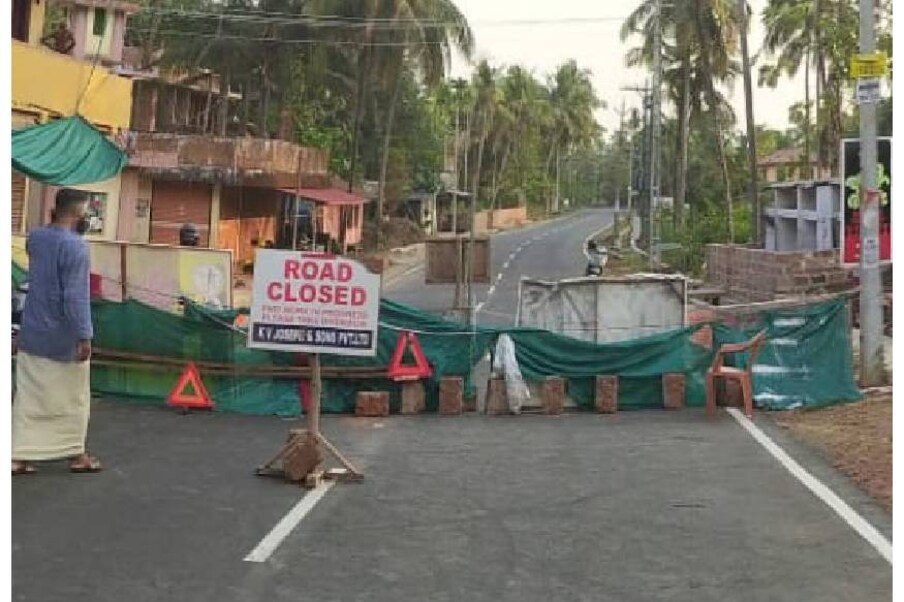 കണ്ണൂരിൽ നിന്നും ദേശീയപാതയിലൂടെ മാത്രം കാസർഗോഡ് ജില്ലയിലേക്ക് പ്രവേശിക്കാം. അതിർത്തികളിൽ വിദഗ്ദ്ധ മെഡിക്കൽ സംഘത്തെ വിന്യസിച്ചിട്ടുണ്ട്. കണ്ണൂർ ജില്ലയിലെ ചെറുപുഴ പ്രദേശത്തെ, കാസർഗോഡ് ജില്ലയിലെ ഈസ്റ്റ് എളേരി പഞ്ചായത്തുമായി ബന്ധിപ്പിക്കുന്ന ഒരു റോഡ് മാത്രമാണ് തുറന്നിട്ടുള്ളത് .