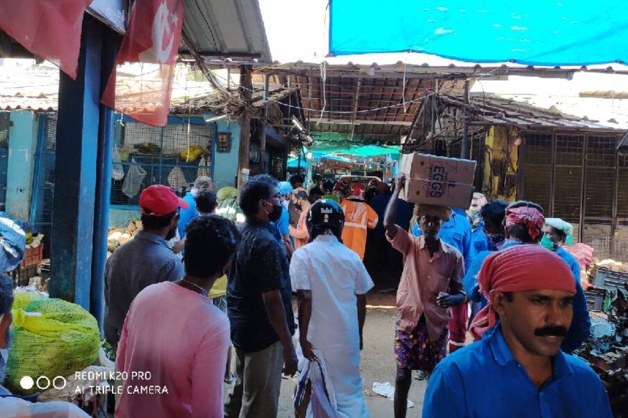  രണ്ട് ഏക്കറോളം സ്ഥലം, തിങ്ങി ഞെരുങ്ങി അഞ്ഞൂറോളം കടകൾ. മെട്രോ നഗരത്തിൻ്റെ ഭക്ഷണ ശാലയാണിത്. നഗരത്തിലേക്കുള്ള പഴം പച്ചക്കറികളിൽ 70% വും എറണാകുളം മാർക്കറ്റിൽ എത്തിയിട്ടാണ് മറ്റ് പ്രദേശങ്ങളിലേക്കും ആളുകളിലേക്കും എത്തുന്നത്.