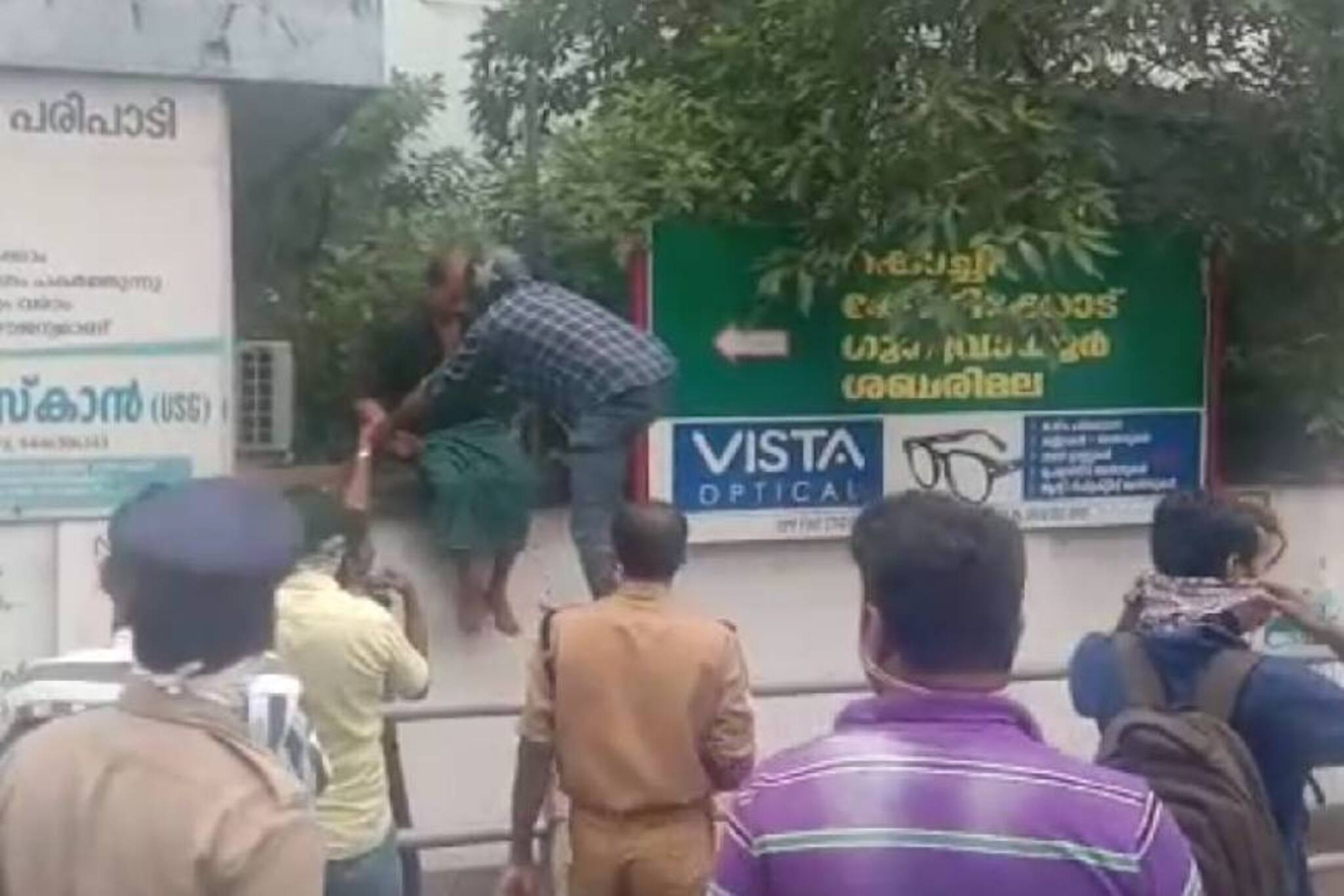 മദ്യം കിട്ടിയില്ല; ചികിത്സയിലിരുന്നയാൾ ആശുപത്രി കെട്ടിടത്തിൽ നിന്നും എടുത്തു ചാടി